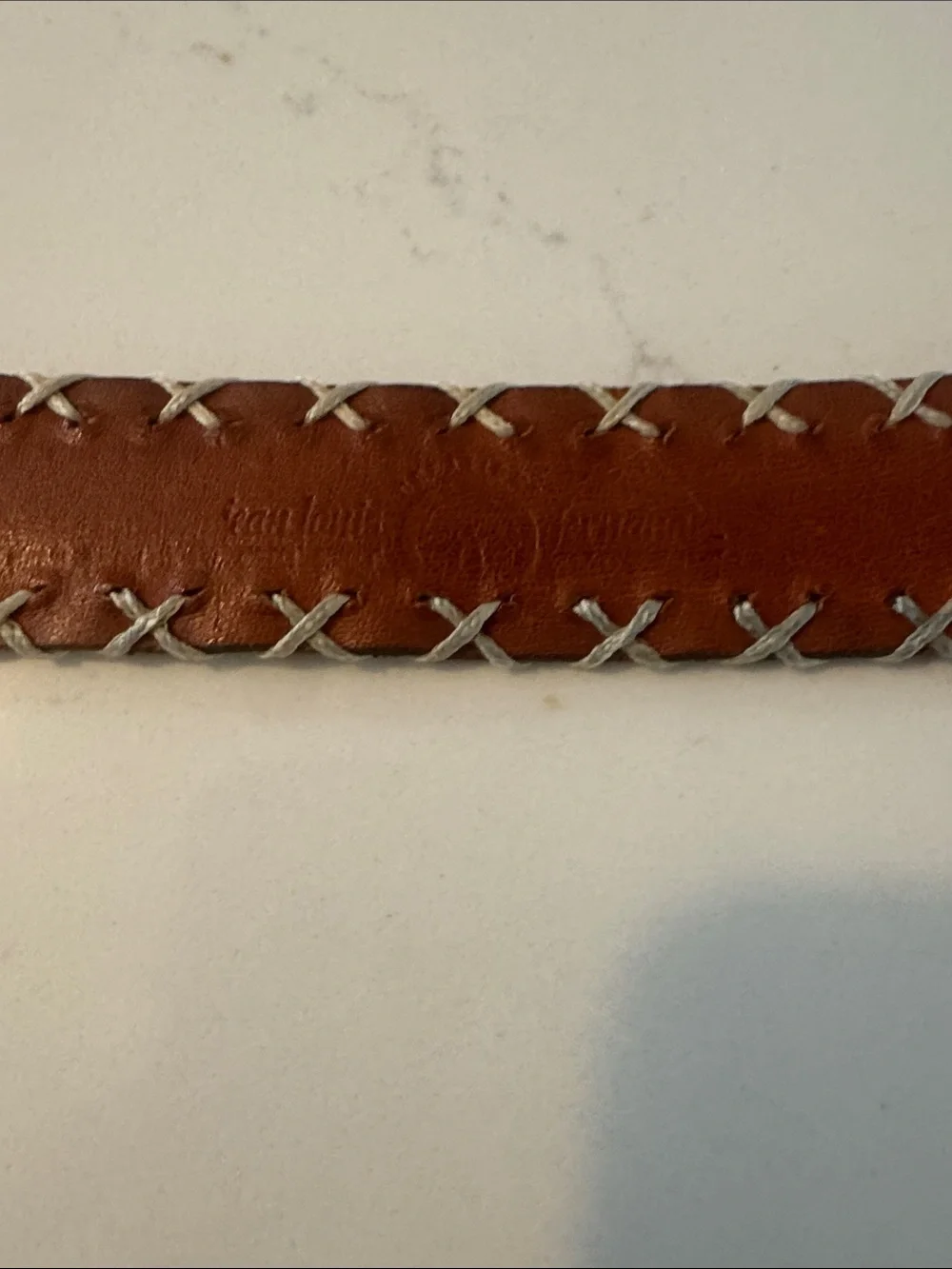 Leather belt in cognac with X stitching and brass hardware